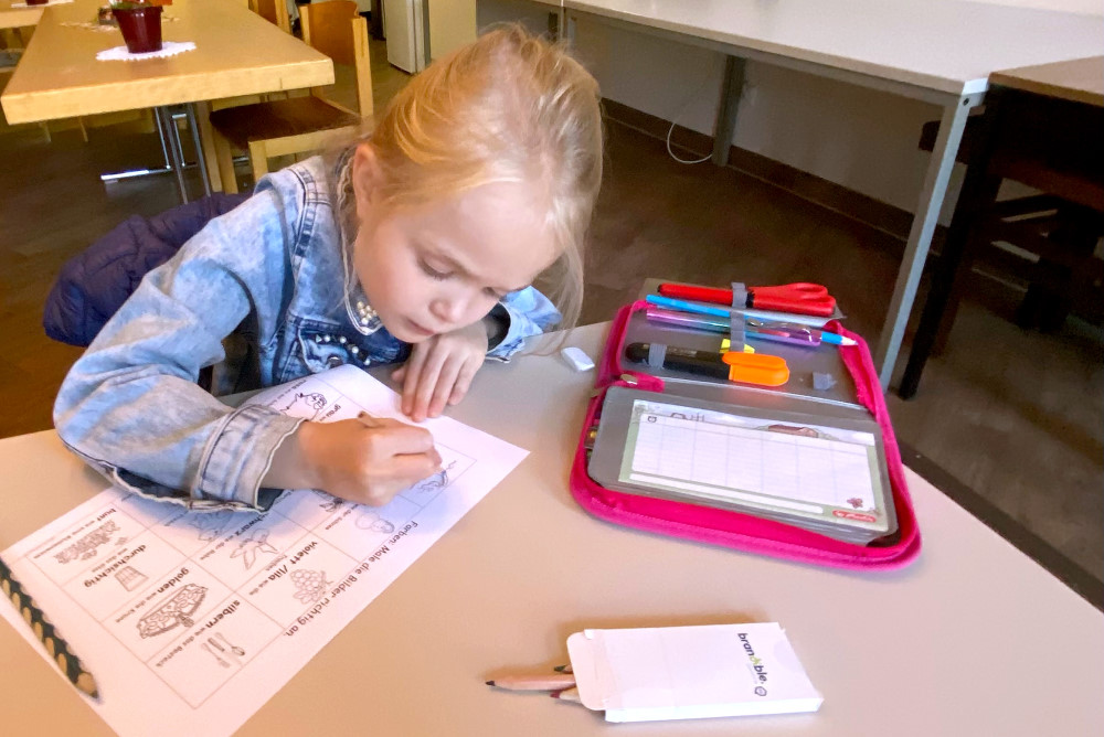 Die Buntstifte helfen einem kleinen Mädchen aus der Ukraine beim Deutschlernen in der Integrationswerkstatt, © academy e.V.