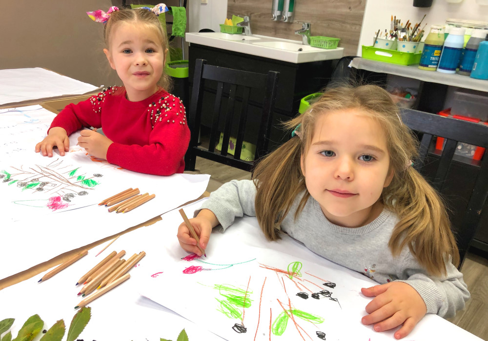 Die ukrainischen Kinder Dascha und Emma (beide 4 Jahre) im Familien- und Kulturzentrum „Schöne Welt“ in Plauen beim Malen mit den Brandible-Buntstiften, © Schöne Welt e.V.