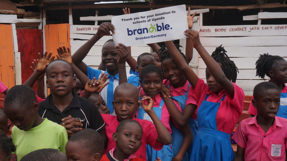 Brandible spendet für die Ausstattung von Schulen in den Slums von Uganda, © Michael Rischer