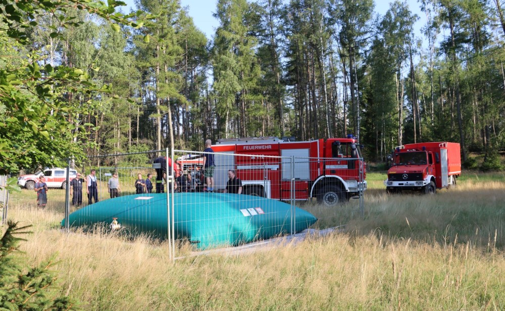 Freiwillige Feuerwehren aus vier Orten der Nationalparkregion halfen am Mittwoch der Nationalparkverwaltung Sächsische Schweiz, um die zweite von drei mobilen Löschwasserbehältern mit 20.000 Liter Wasser im Nationalpark zu befüllen. Die Aktion dauerte etwas drei Stunden.   Foto: Nationalparkverwaltung, Jörg Weber
