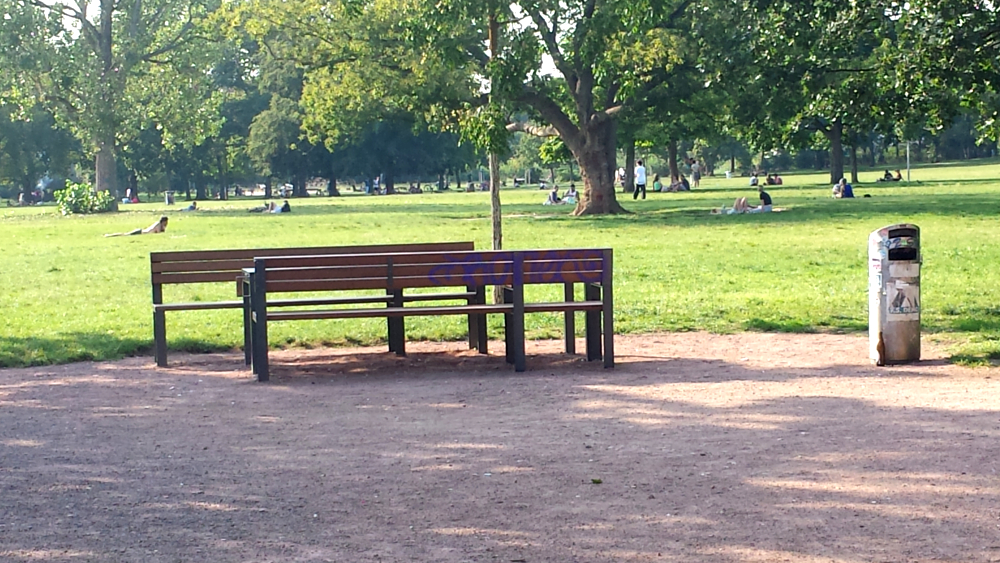 Eine neue Tischruppe  mit Rollstuhlplatz bereichert den Alaunpark ©MeiDresden.de