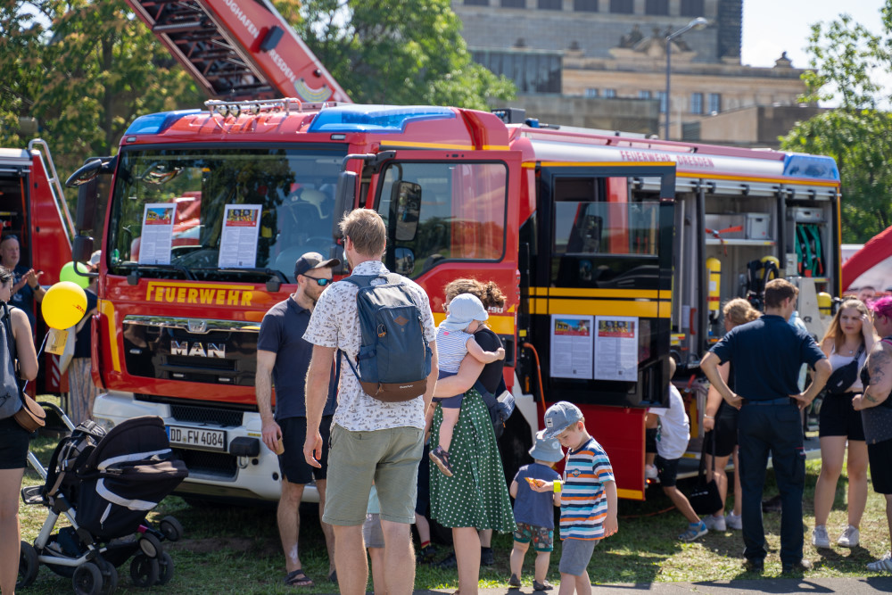 © Feuerwehr Dresden Viele Besucher drängten sich an den Einsatzfahrzeugen, um sie zu besichtigen.