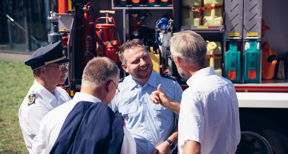  Feuerwehr Dresden Innenminister Armin Schuster, Bürgermeister Jan Pratzka und Polizeipräsident Lutz Rodig besuchten am Samstag den Stand der Feuerwehr Dresden und kamen mit Feuerwehrsprecher Michael Klahre ins Gespräch.