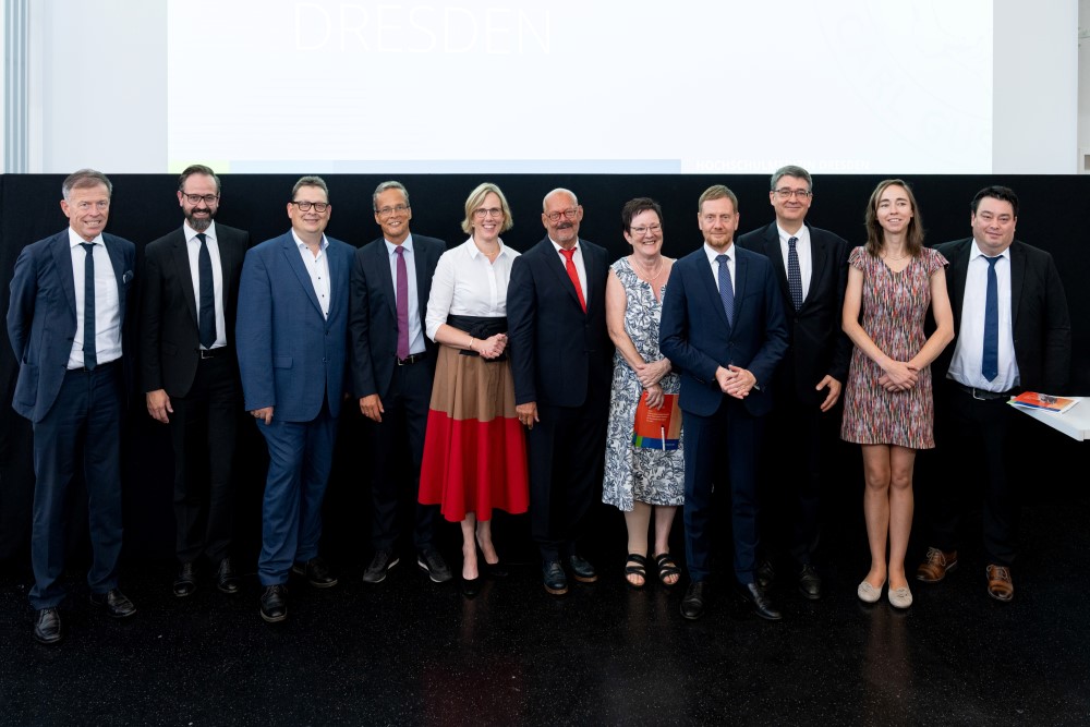 Bildtext 2: Festakt mit hohem Besuch (v.l.n.r.) Sachsens Landtagspräsident Dr. Matthias Rößler, Sachsens Wissenschaftsminister Sebastian Gemkow, der Patientenbeauftragte der Bundesregierung Stefan Schwartze, Prof. Martin Bornhäuser, Mitglied im geschäftsführenden Direktorium NCT/UCC Dresden, Prof. Esther Troost, Dekanin der Medizinischen Fakultät an der TU Dresden, Prof. Michael Albrecht, Medizinischer Vorstand Uniklinikum Dresden, Karin Arndt, Sprecherin des Patientenbeirates, Sachsens Ministerpräsident Michael Kretschmer, Prof. Michael Baumann, Vorstandsvorsitzender des DKFZ, Dr. Kristin Klaudia Kaufmann, Beigeordnete für Arbeit, Soziales, Gesundheit und Wohnen Dresden, Frank Ohi, Kaufmännischer Vorstand Uniklinikum Dresden. © Uniklinikum Dresden/Kirsten Lassig