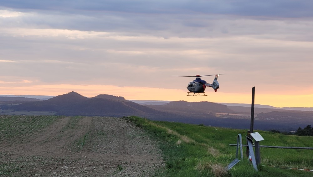 Foto: Hp. Mayr Mit Einsetzen der Dämmerung überflog ein Polizeihubschrauber die gesamte Nationalparkregion Sächsische Schweiz, also auch die Waldbereiche links der Elbe, um mit einer Wärmebildkamera illegale Feuerstellen zu finden und Kontrollgruppen am Boden dorthin zu lenken.