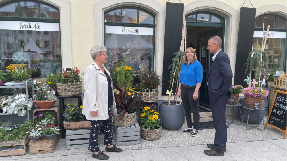 Landrat Ralf Hänsel mit Bürgermeisterin Michaela Ritter (l.) und Inhaberin Anne Wachtel vor dem Blumenfachgeschäft „Leilany“ ©Landratsamt Meißen
