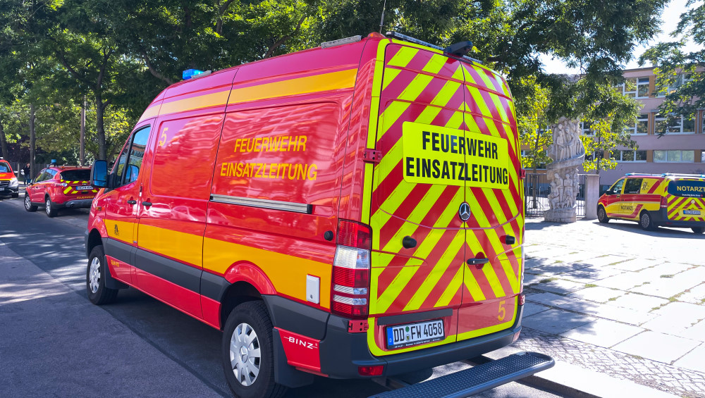 © Feuerwehr Dresden Einsatzfahrzeuge stehen vor dem Schulgelände.