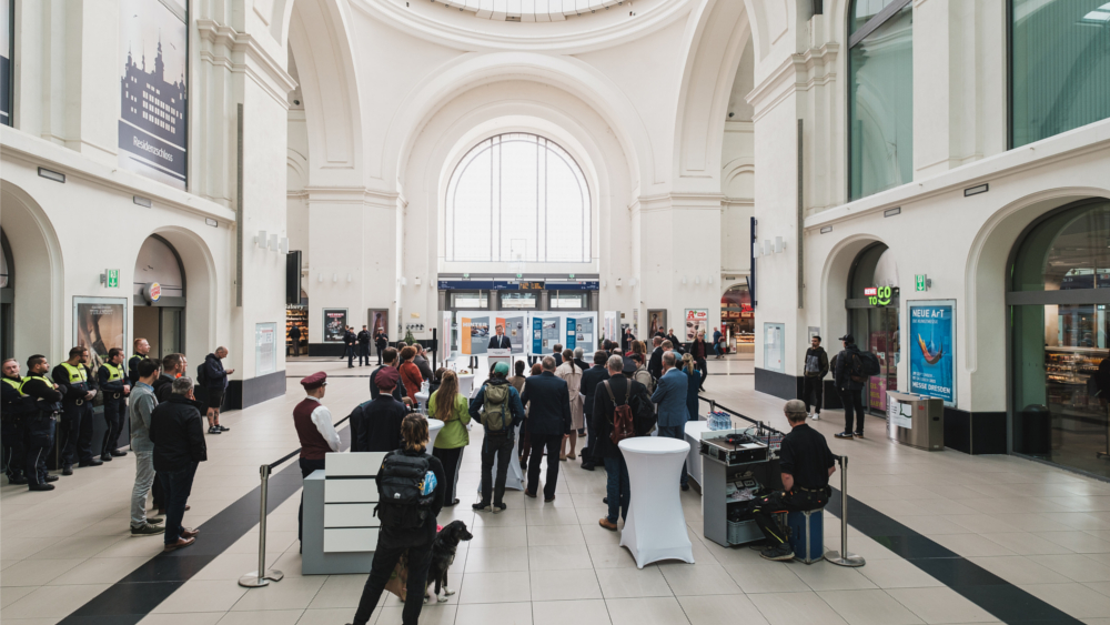 Zum ersten Mal präsentiert sie die vom Bildungsforum gegen Antiziganismus konzipierte Wanderausstellung „HinterFragen. Sinti und Roma – Eine Minderheit zwischen Verfolgung und Selbstbestimmung“ im Dresdner Hauptbahnhof. ©DB AG Tine Jurtz