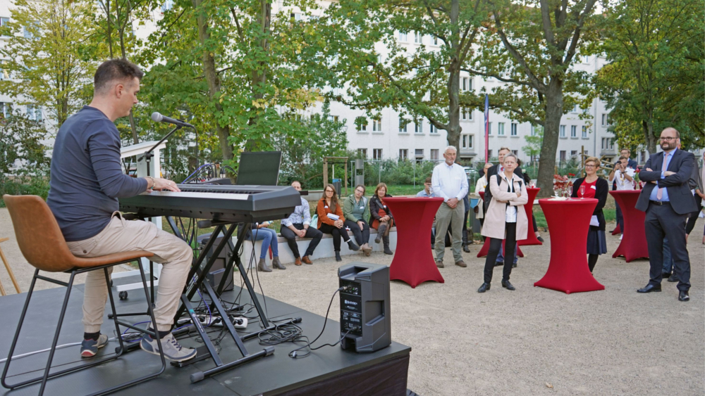 Liedprämiere: Der Dresdner Singer/Songwriter Thomas Rodenbach spielt seinen emotionalen Song „Shine a Light“ ©Danilo Schulz