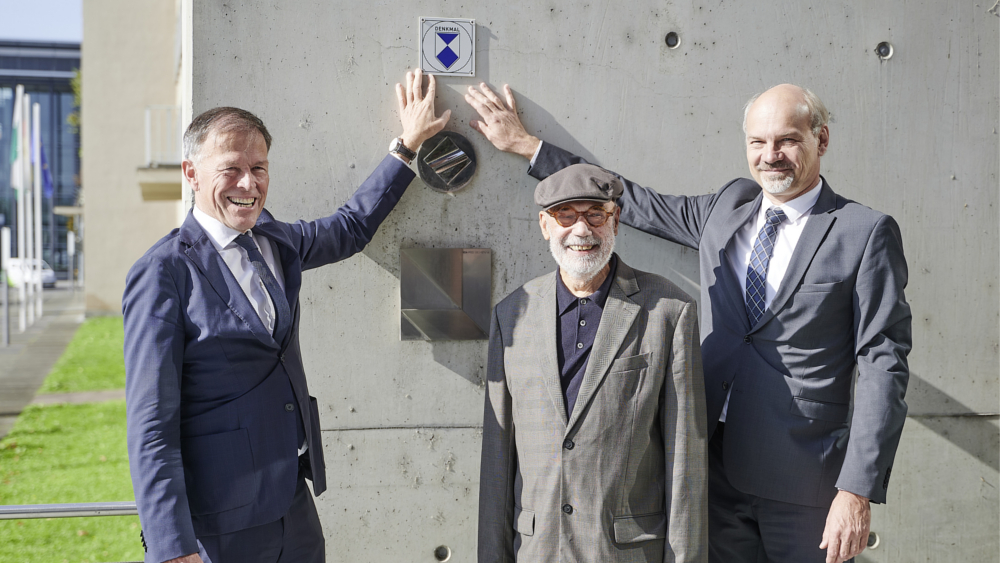 Enthüllung der Denkmalschutzplakette mit Landtagspräsident Dr. Matthias Rößler, Architekt Prof. Peter Kulka (Mitte) und dem Sächsischen Landeskonservator Alf Furkert ©SLT/Floss