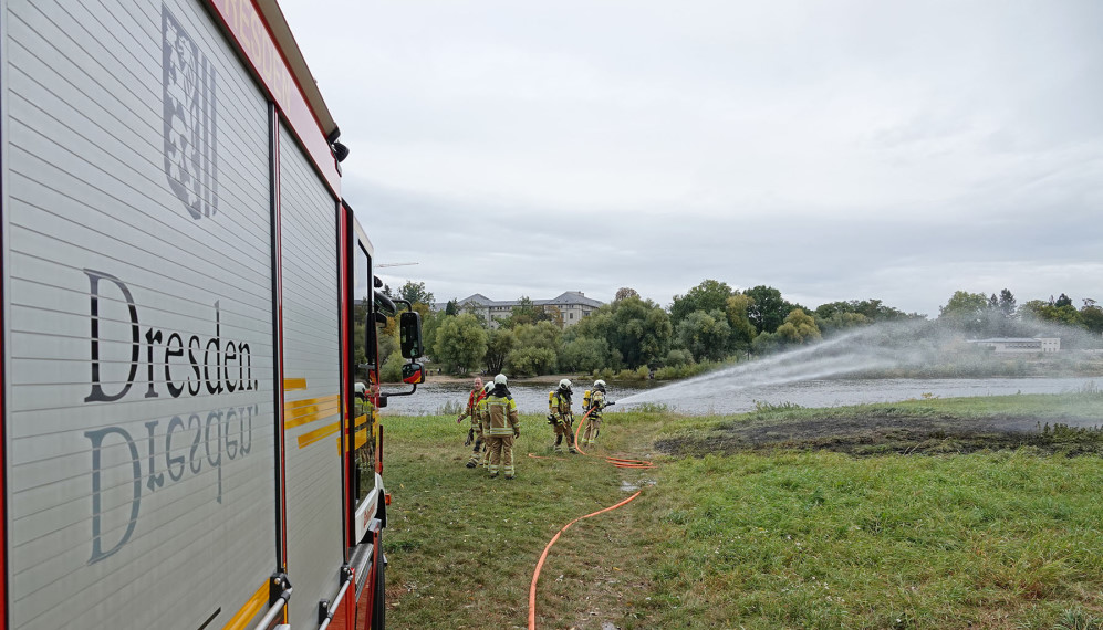 © Roland Halkasch Mit einem Strahlrohr wird der Brand gelöscht.