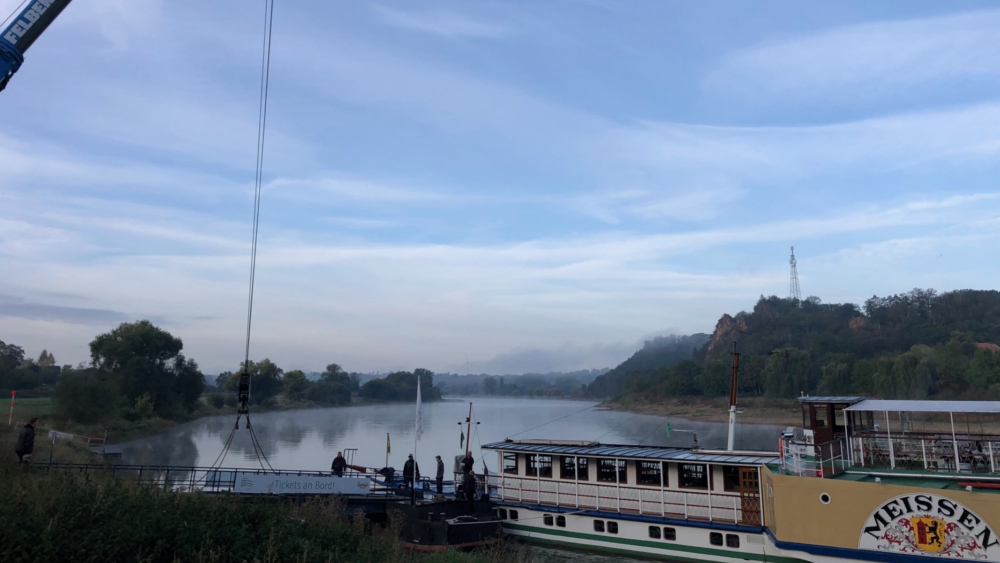 In Seußlitz wird mit einem Kran die Passagierbrücke demontiert, bevor der Anleger selbst nach Dresden geschleppt wird. ©WEIßE FLOTTE SACHSEN GmbH