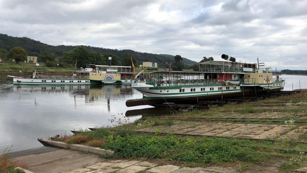 Der Dampfer „Pirna“ wird in Laubegast aus dem Wasser gehoben, während der Dampfer „Kurort Rathen“ stromab vorbeifährt ©WEIßE FLOTTE SACHSEN GmbH