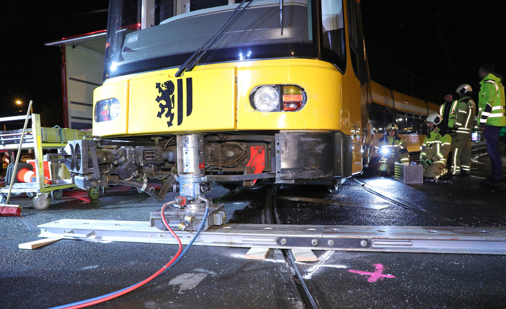 © Roland Halkasch Mit schwerer Hebe- und Verschiebetechnik wird die Straßenbahn zurück in den Gleiskörper gesetzt.