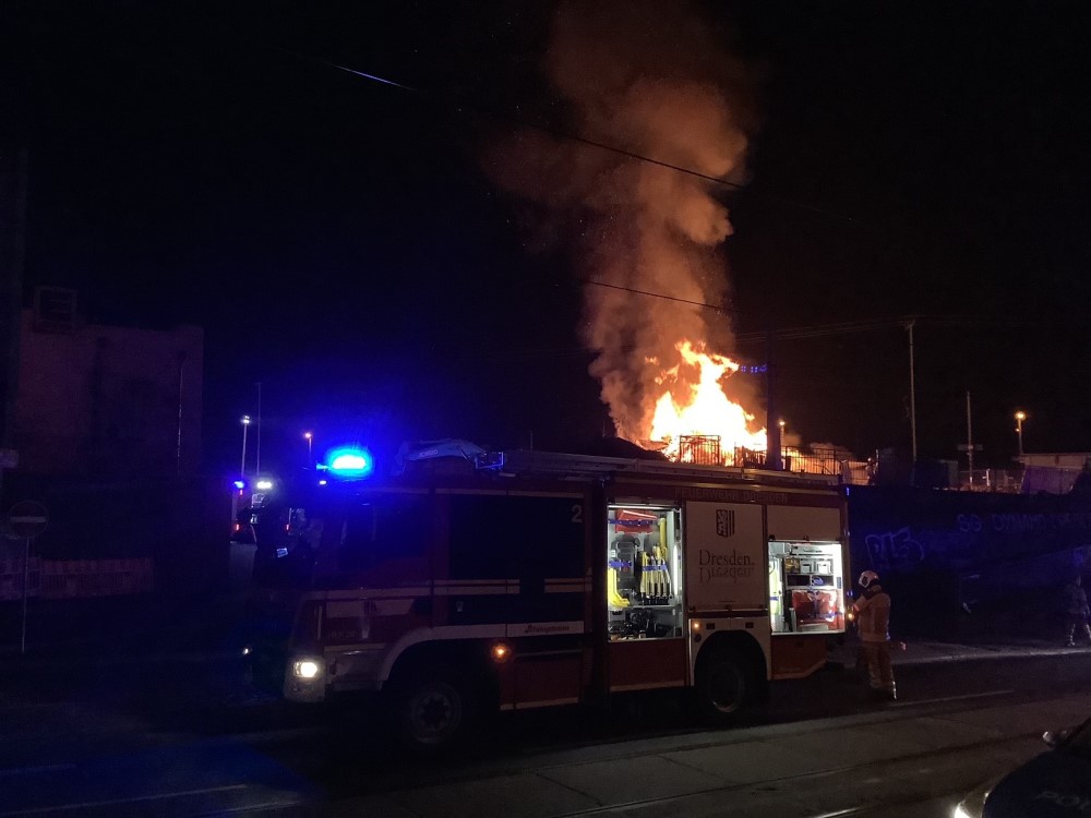 © Feuerwehr Dresden Meterhohe Flammen schlagen den Einsatzkräften an der Hamburger Straße entgegen.
