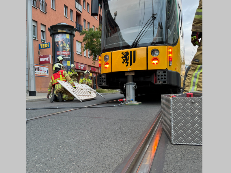 Mit einem Hydraulikheber wurde die Straßenbahn angehoben und das Zaunelement entfernt. © Feuerwehr Dresden 