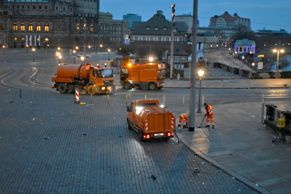 Schloßplatz   - Eine Kehrmaschine säubert die Schienen  © MeiDresden.de/Mike Schiller