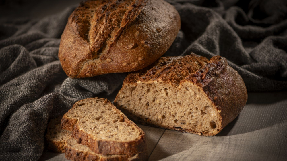 Mild-aromatisch im Geschmack: Das Weizenvollkornbrot überzeugt Groß und Klein mit seinem Geschmack. Es passt zu jeder Mahlzeit mit herzhaften oder süßen Belägen. Foto: © Zentralverband des Deutschen Bäckerhandwerks e. V.