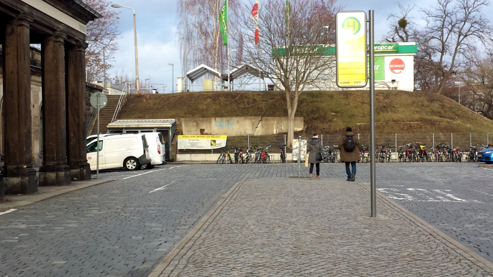 Am nördlichen Ende des Bahnhofs Dresden Neustadt sollte zeitnah ein Fahrradparkhaus einstehen, aktuell steht das Projekt auf der Kippe ©MeiDresden.de