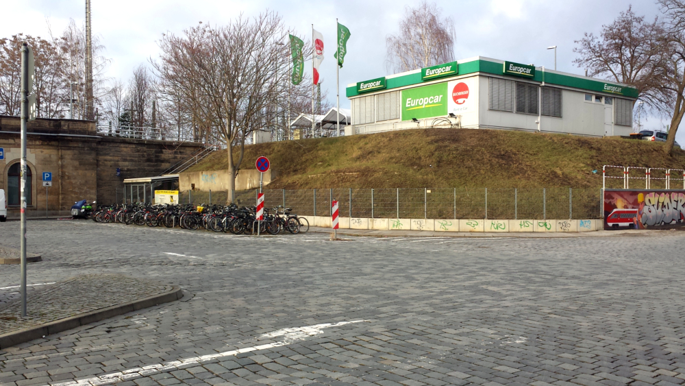 Hier sollte eigentlich 2024 ein Fahrradparkhaus einstehen, es gab sogar bereits eine Ausschreibung und einen Siegerentwurf dazu ©MeiDresden.de