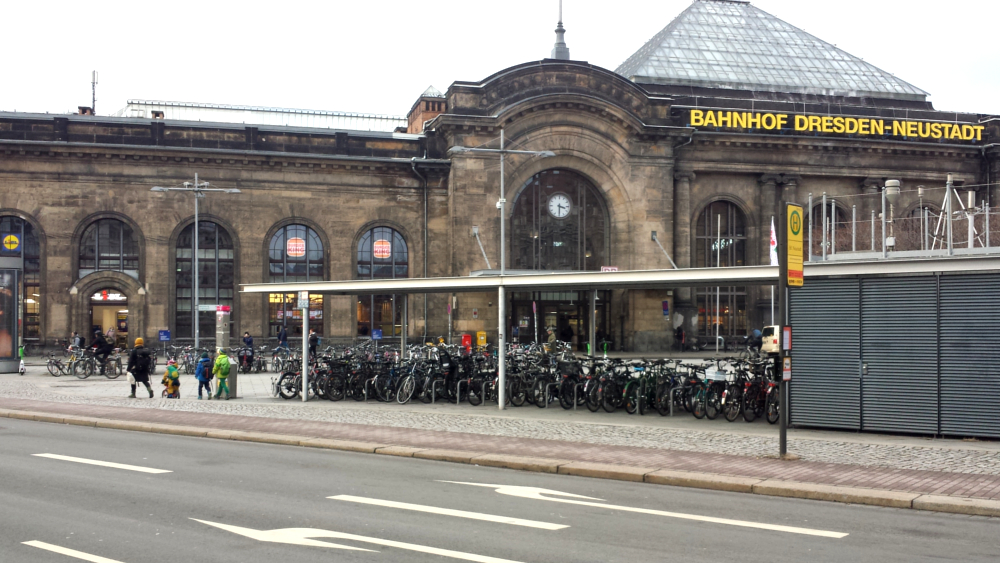 Um Radfahrern einen sichern Abstellort zu bieten, war am westlichen Ende des Neustädter Bahnhofes der Bau eines Fahrradparkhauses geplant. ©MeiDresden.de