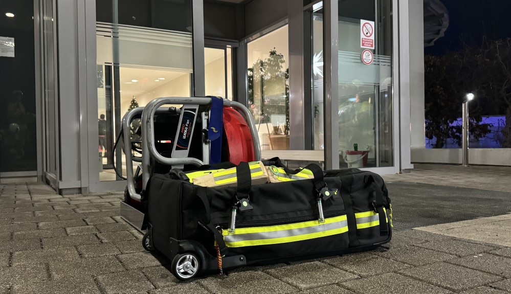 © Feuerwehr Dresden -  Rettungsequipment steht vor dem Haupteingang der Seniorenresidenz bereit.