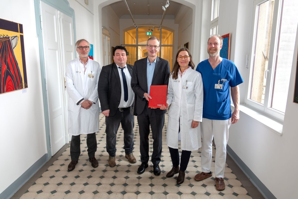  Das Uniklinikum Dresden und die AOK PLUS haben einen Versorgungsvertrag für ein Kinder- und Jugendkopfschmerzprogramm geschlossen (v.l.): Prof. Rainer Sabatowski, Frank Ohi, Rainer Striebel, Prof. Gudrun Goßrau, Dr. Matthias Richter. Foto: UKD/Marc Eisele