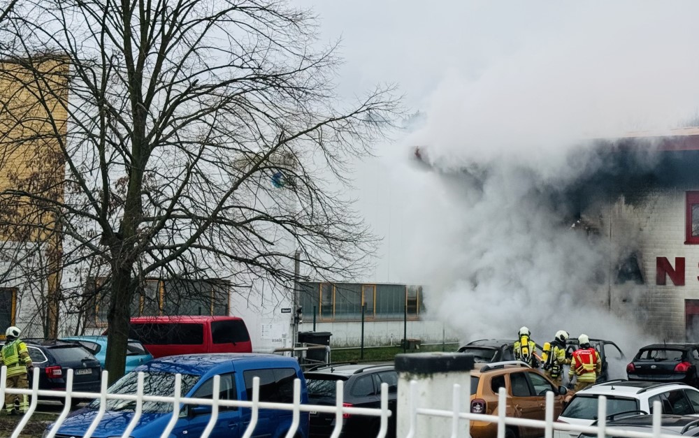 Feuerwehrleute löschen PKW-Brand mit Strahlrohr © Feuerwehr Dresden