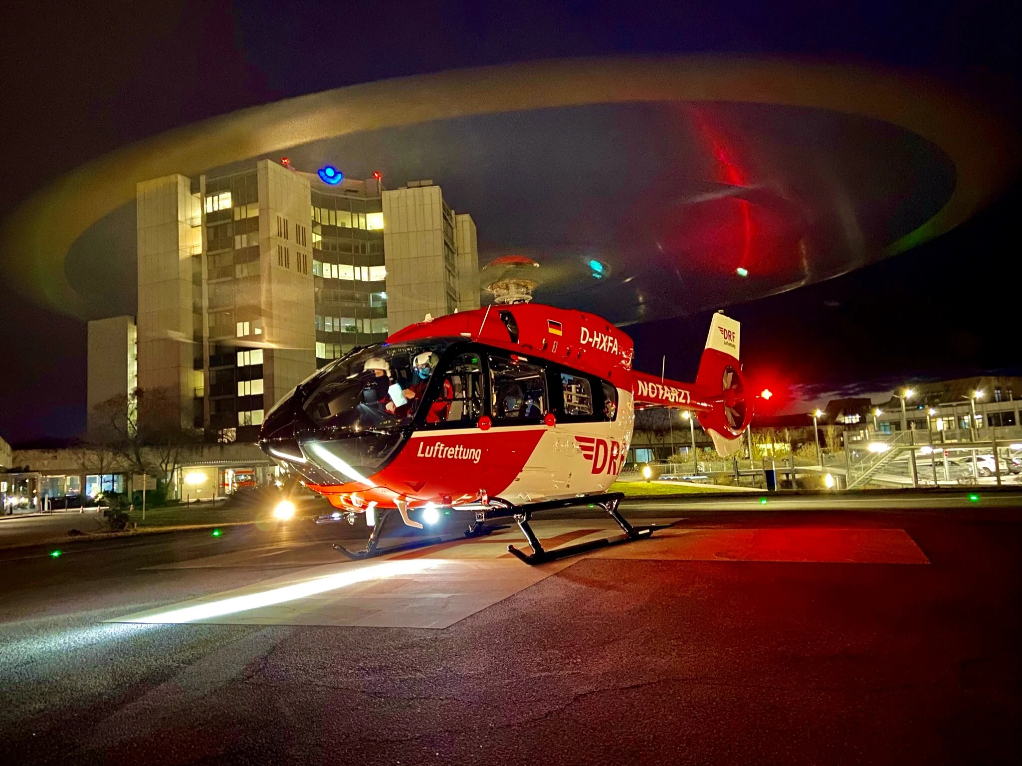 H145 Fünfblattrotor bei Nacht   Foto: Frank Jaenke/ DRF Luftrettung Kopie