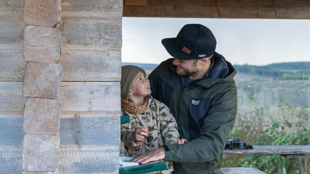 Die Jagd nach Stempeln für die Harzer Wandernadel weckt bei den Kindern die Entdeckerlust. © DJD/Tourismusbetrieb Oberharz am Brocken/Jan Reichel