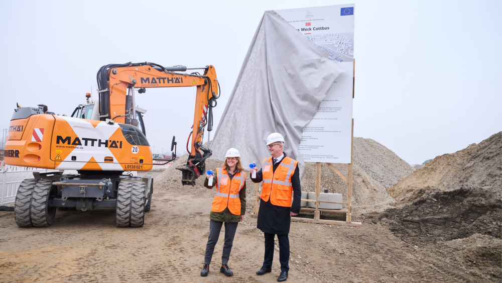 Spatenstich für zweite Halle des ICE Instandhaltungswerks Cottbus - Dr. Daniela Gerd tom Markotten Vorständin für Digitalisierung und Technik der Deutschen Bahn und Dr Dietmar Woidke Ministerpräsident des Landes Brandenburg ©Deutsche Bahn AG/Anette Riedl