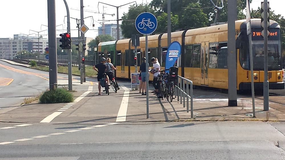 Am Montag begrüssten Mitglieder vom ADFC Dresden e.V. Radfahrer auf dem neuen Radweg am Carolaplatz   ©MeiDresden.de