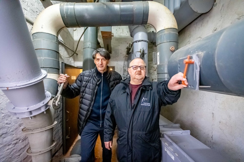 Setzen auf Erlebnisse in der Wissensvermittlung: Festungschef Dr. André Thieme (l.) und Kurator Ingo Busse in der Lüftungstechnischen Zentrale im DDR-Zivilschutzbunker der Festung Königstein, Foto: Marko Förster/Festung Königstein gGmbH