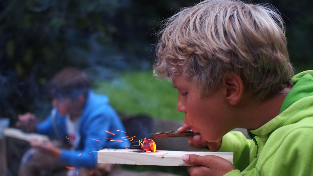 Beim abendlichen Lagerfeuer werden Geschichten erzählt und Freundschaften geschlossen. Foto: DJD/WWF Deutschland/Friedemann Goral