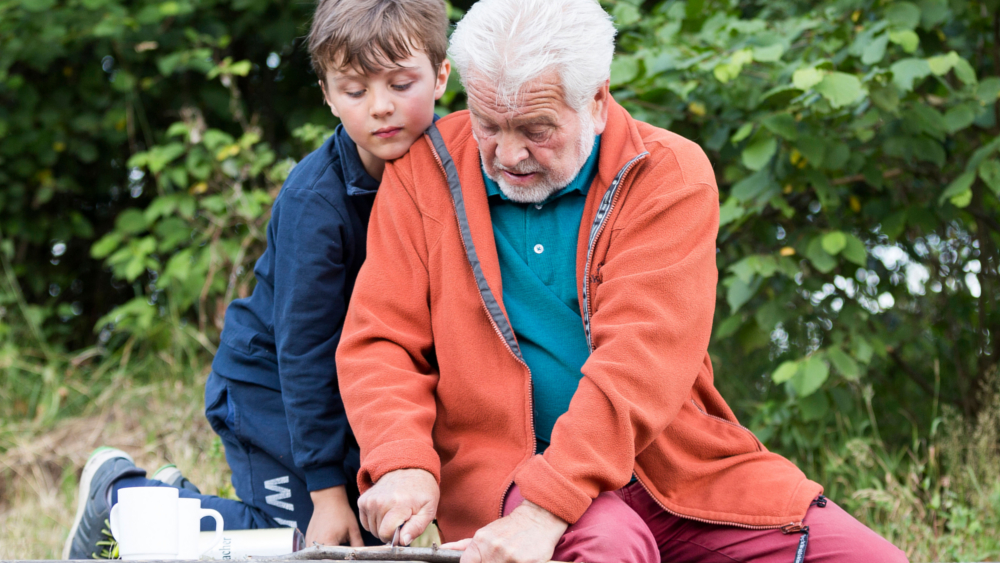 Auch Großeltern können mit ihren Enkeln in den Camps spannende Dinge ausprobieren. Foto: DJD/WWF Deutschland/Claudia Masur