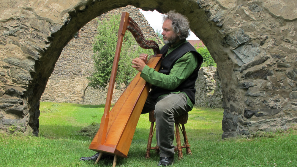 Stefan Weyh an der Harfe -  Klosterpark Altzella ©Juliane Schikade