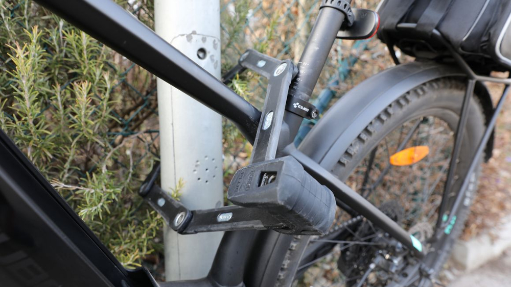 Abgeschlossenes Fahrrad mit Faltschloss ©Polizeiliche Kriminalprävention der Länder und des Bundes