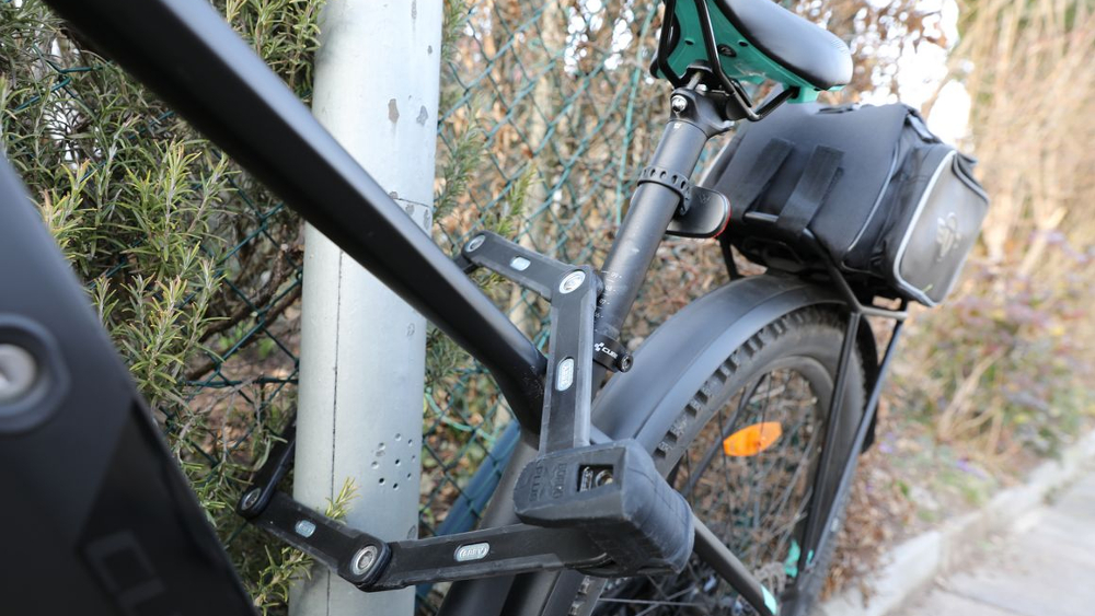  E Bike abgeschlossen mit Faltschloss ©Polizeiliche Kriminalprävention der Länder und des Bundes
