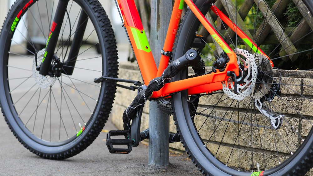 Fahrrad mit Kettenschloss gesichert ©Polizeiliche Kriminalprävention der Länder und des Bundes