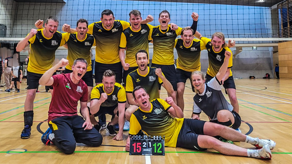 Die Volleyballmannschaft der Berufsfeuerwehr Dresden holte in Berlin im Rahmen der deutschen Meisterschaft den Pokal nach Dresden. © Feuerwehr Dresden 