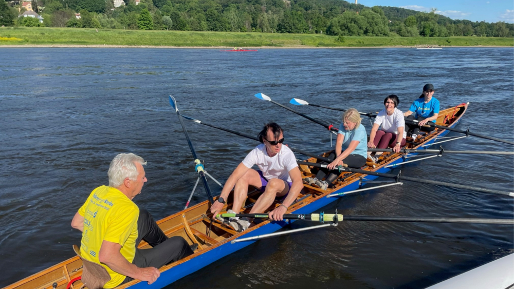 Drei Patientinnen und ein Patient bereiten sich in vier Trainingseinheiten für ihren Einsatz im Patientenboot am kommenden Samstag zur Benefizregatta "Rudern gegen Krebs" vor. ©UKD/Nora Domschke