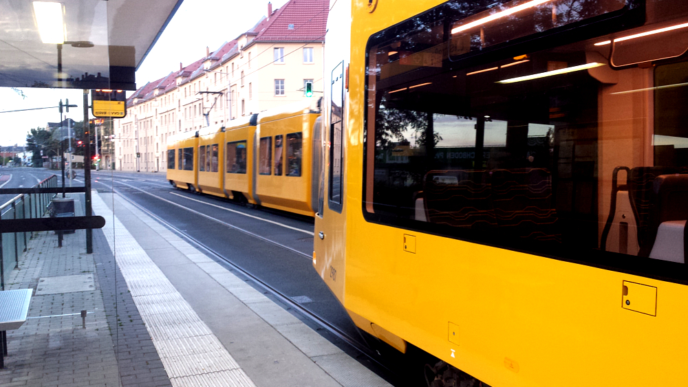 Morgenliches Treffen von 2 NGT DX DD an der Haltestelle Liststraße ©MeiDresden.de