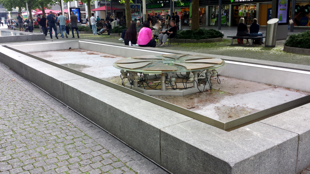 Springbrunnen auf der Prager Stra0e liegen wegen Reparaturen derzeit trocken ©MeiDresden.de