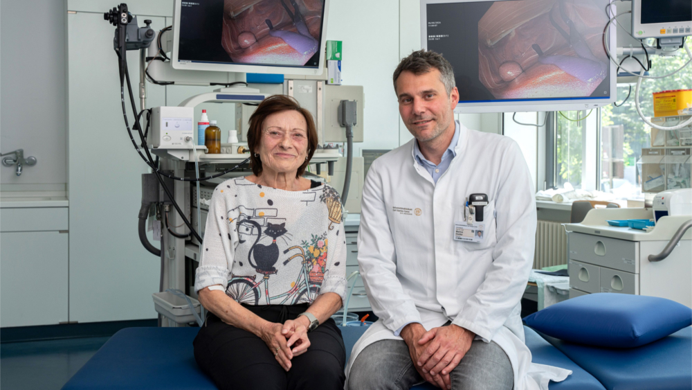 Prof. Marius Distler konnte den Tumor im Darm von Marita Grellmann mithilfe des OP-Roboters HUGO schonend entfernen. Foto: UKD/Michael Kretzschmar