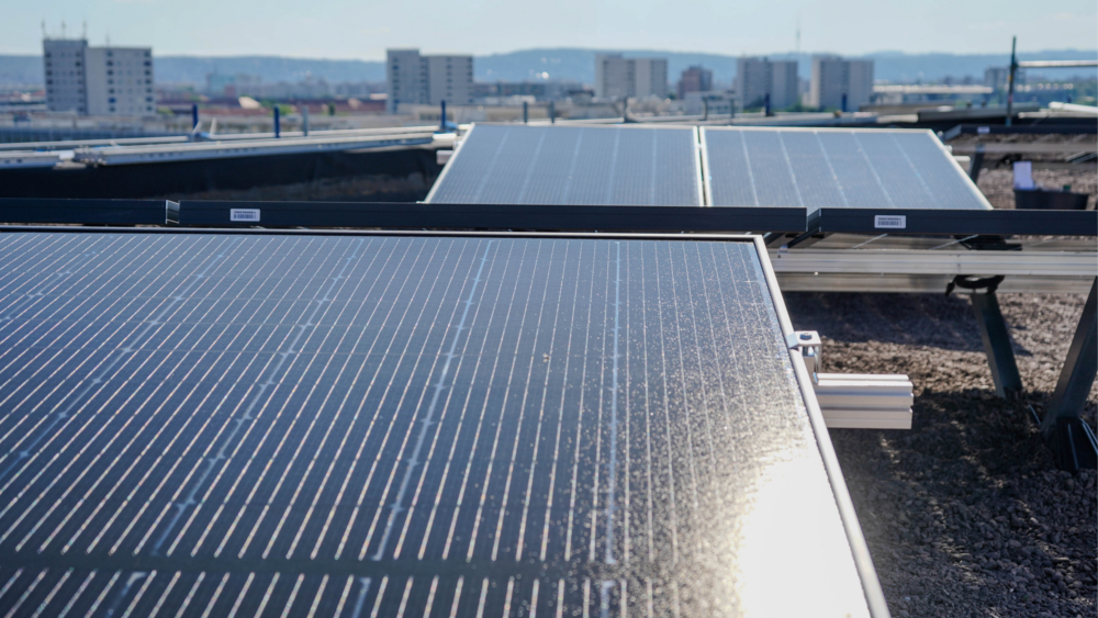 Fachleute installieren derzeit eine große Photovoltaik (PV)-Anlage aus 376 Modulelementen auf dem Dach des neuen Stadtforums ©Landeshauptstadt Dresden.