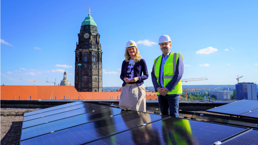 Fachleute installieren derzeit eine große Photovoltaik (PV)-Anlage aus 376 Modulelementen auf dem Dach des neuen Stadtforums ©Landeshauptstadt Dresden.