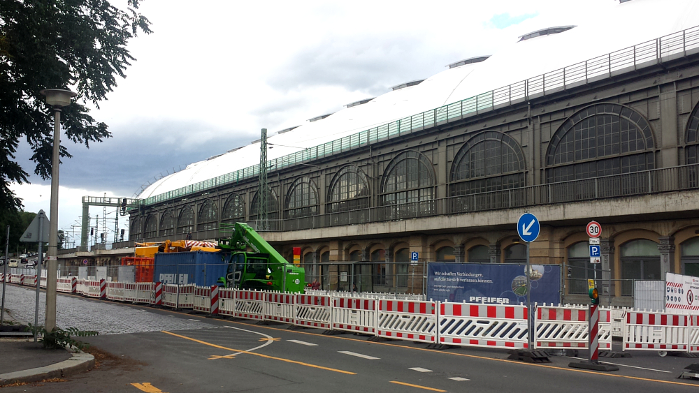 Die Arbeiten am Hallendach des Dresdner Hauptbahnhofes an der Südseite (Bayrische Straße) sind abgeschlossen ©MeiDresden.de