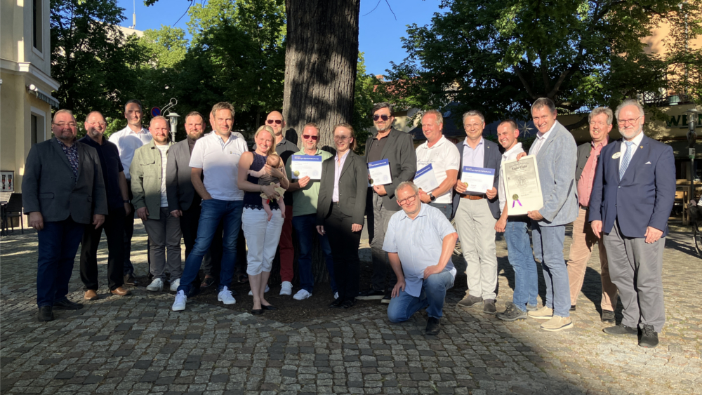 Fast alle Gründungsmitglieder des Lions-Clubs Meißner Land vor dem Meteora in Radebeul, links am Rand Pate Mario Bielig, rechts am Rand District-Governor Dr. Peter Grampp und daneben Stephan Trutschler ©Privat