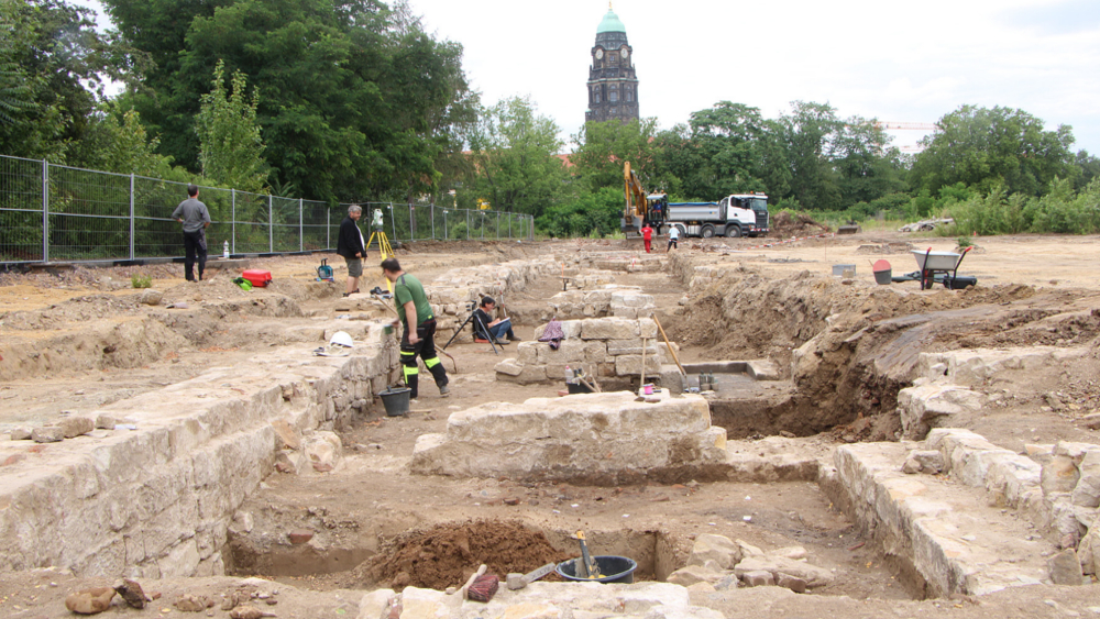 Freilegung erster Mauerreste Blick nach Nordosten ©Landesamt für Archäologie Sachsen/ Cornelia Rupp