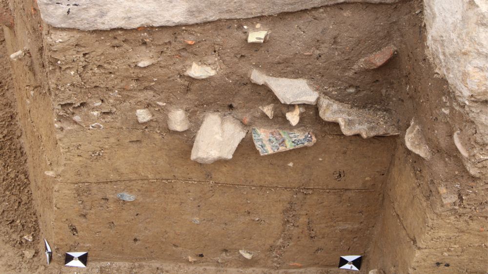 Präpariertes Profil mit ersten Fundobjekten ©Landesamt für Archäologie Sachsen/ Cornelia Rupp